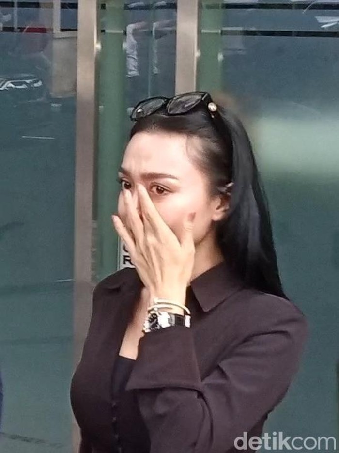 Wika Salim menangis.