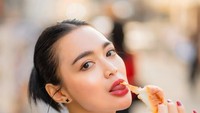 Banyak momen liburan yang diabadikannya dengan estetik. Sekadar makan roti di pinggir jalan pun tampak indah pada unggahan Wika Salim. Foto: Instagram/wikasalim
