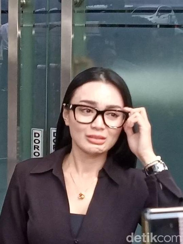 Wika Salim Wika Salim menangis.