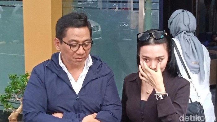 Wika Salim menangis.