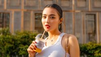 Saat libur, Wika Salim juga sering bepergian ke luar negeri. Minum kopi dari kafe populer di negara tujuannya menjadi pemberhentian pertama sebelum liburan. Foto: Instagram/wikasalim
