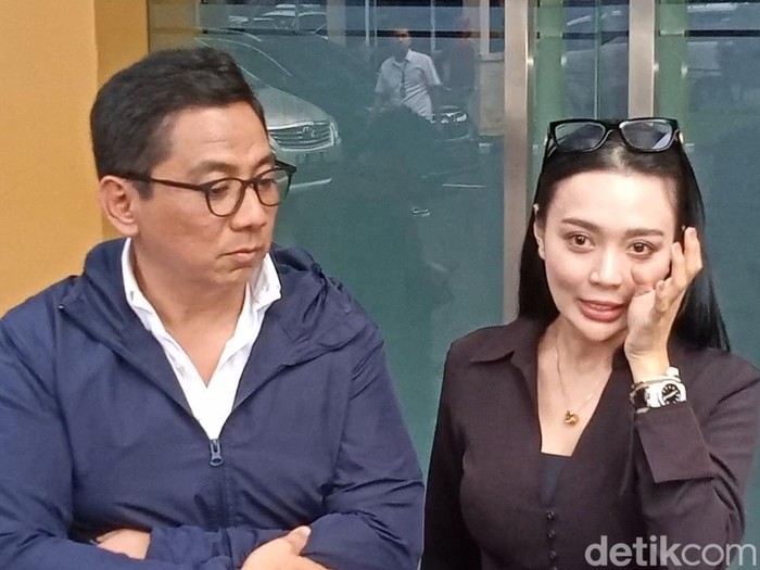 Wika Salim menangis.