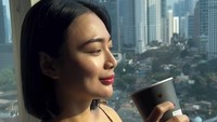 Bangun tidur pun harus disambut dengan minuman hangat. Lagi-lagi ia memilih kopi untuk membantu tubuh dan otaknya lebih fokus pada pagi hari. Foto: Instagram/wikasalim