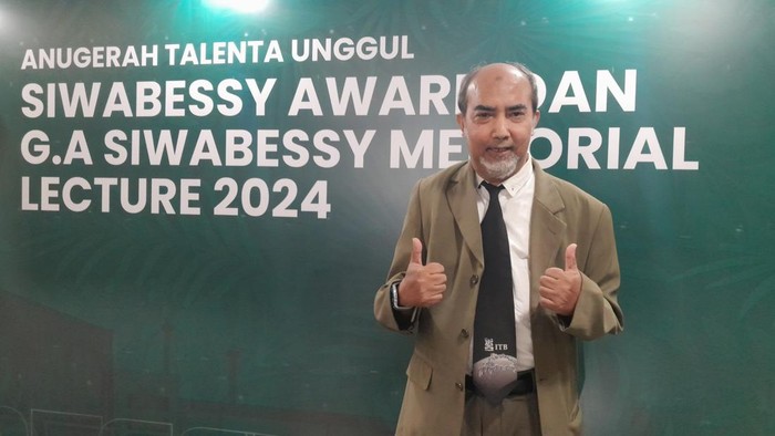 Zaki Suud meraih penghargaan Anugerah Talenta Unggul Siwabessy Award 2024.