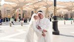Momen Bahagia Pernikahan Zumi Zola dan Putri Zulhas di Masjid Nabawi
