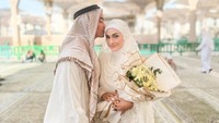 Zumi Zola dan Putri Zulkifli Hasan resmi menikah pada hari ini di Masjid Nabawi, Madinah. Foto: dok. Pribadi