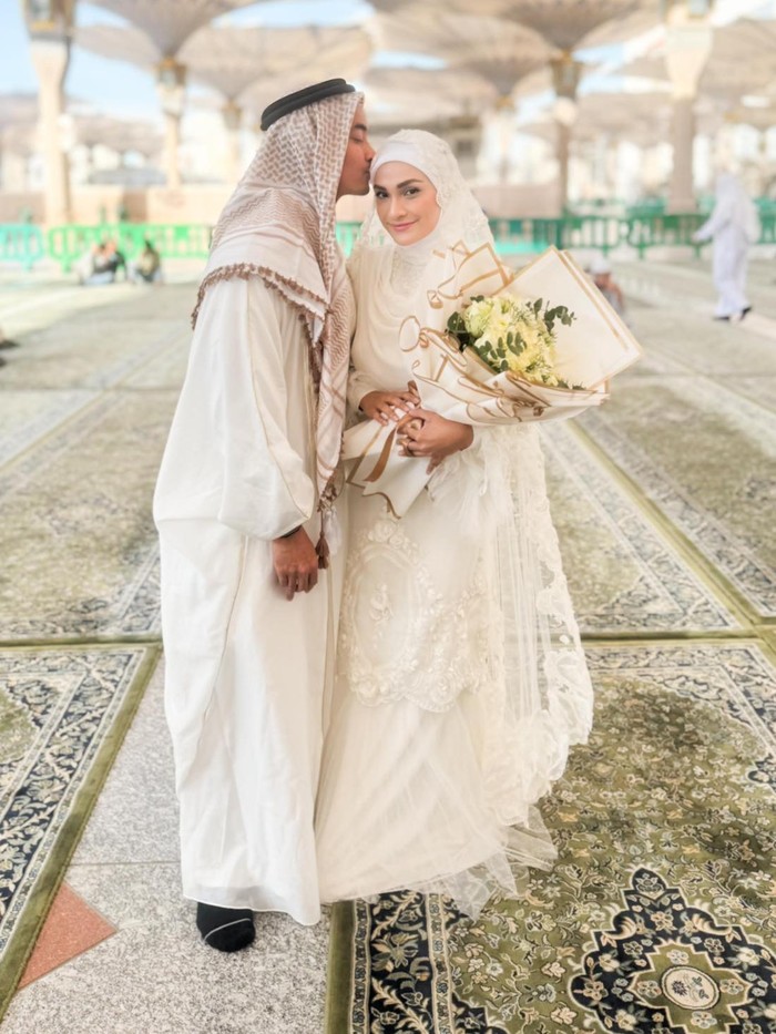 Zumi Zola Momen pernikahan Putri Zulhas dan Zumi Zola di Masjid Nabawi, Madinah.