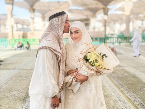 Momen pernikahan Putri Zulhas dan Zumi Zola di Masjid Nabawi, Madinah.