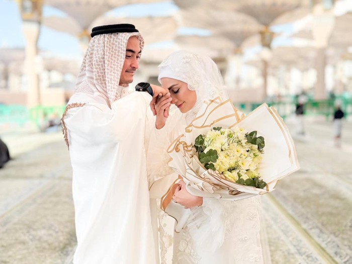 Zumi Zola Momen pernikahan Putri Zulhas dan Zumi Zola di Masjid Nabawi, Madinah.
