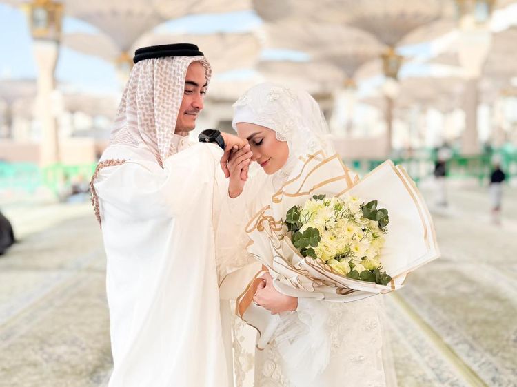 Momen Bahagia Pernikahan Zumi Zola dan Putri Zulhas di Masjid Nabawi