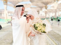 Momen Bahagia Pernikahan Zumi Zola dan Putri Zulhas di Masjid Nabawi