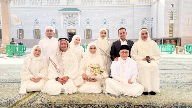 Zumi Zola dan Putri Zulkifli Hasan telah resmi menikah di Madinah. Ini jalan-jalan kita berdua sebagai suami dan istri. Alhamdulillah bisa melakukan ijab kabul di Madinah, di depan masjid Nabawi. Suasananya haru sekali alhamdulillah, ujar Zumi Zola di Instagram, dikutip Kamis (5/12/2024). Foto: Dok. Istimewa