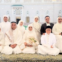 Zumi Zola dan Putri Zulkifli Hasan telah resmi menikah di Madinah. Ini jalan-jalan kita berdua sebagai suami dan istri. Alhamdulillah bisa melakukan ijab kabul di Madinah, di depan masjid Nabawi. Suasananya haru sekali alhamdulillah, ujar Zumi Zola di Instagram, dikutip Kamis (5/12/2024). Foto: Dok. Istimewa