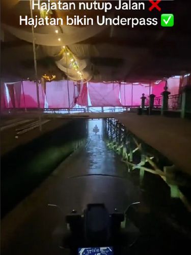 Acara pernikahan yang sengaja bikin underpass, agar pengguna jalan tetap bisa melintas. Video tersebut langsung viral di media sosial.