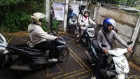Akses ini dinamakan pintu Doraemon karena bisa langsung tembus ke Jalan Raya Serpong.