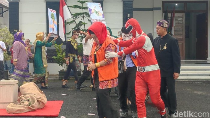 Aksi teatrikal anti korupsi di Kabupaten Ciamis dalam rangkaian Peringatan Hari Anti Korupsi Sedunia.