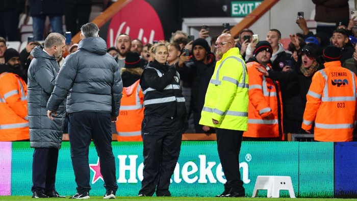 BOURNEMOUTH, ENGLAND - DECEMBER 5: Tottenham Hotspur manager Ange Postecoglou argues with angry Tottenham fans during the Premier League match between AFC Bournemouth and Tottenham Hotspur FC at Vitality Stadium on December 5, 2024 in Bournemouth, England. (Photo by Charlotte Wilson/Offside/Offside via Getty Images)