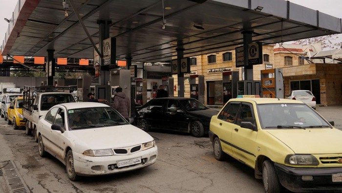 Antrean Panjang di Pom Bensin Aleppo saat Pemberontak Kuasai Kota People queue as they wait to fuel up at a gas station, after rebels took the main northern city of Aleppo and have since pushed south from their enclave in northwest Syria, December 4, 2024. REUTERS/Karam al-Masri