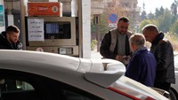 Sebuah tanda dengan harga satu liter bensin dalam pound Suriah, lira Turki, dan dolar AS ditempatkan di sebuah pom bensin, setelah pemberontak merebut kota utama di utara Aleppo.