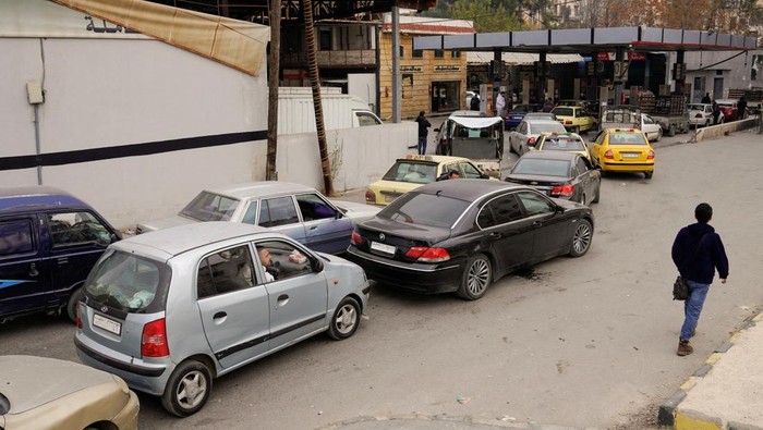 Antrean Panjang di Pom Bensin Aleppo saat Pemberontak Kuasai Kota People queue as they wait to fuel up at a gas station, after rebels took the main northern city of Aleppo and have since pushed south from their enclave in northwest Syria, December 4, 2024. REUTERS/Karam al-Masri
