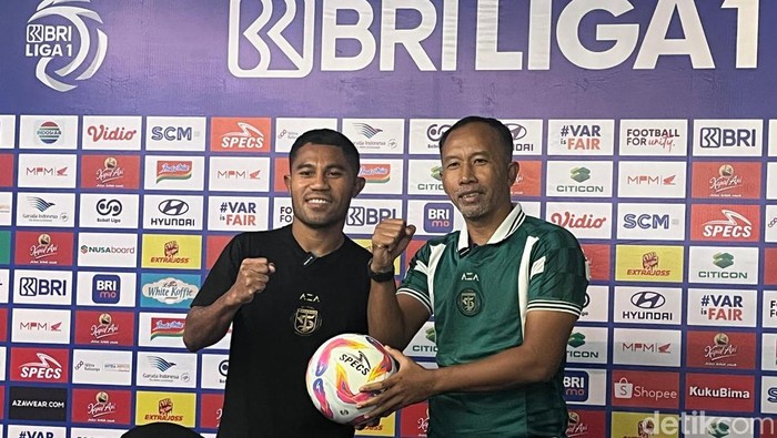 Asisten pelatih Persebaya Uston Nawawi