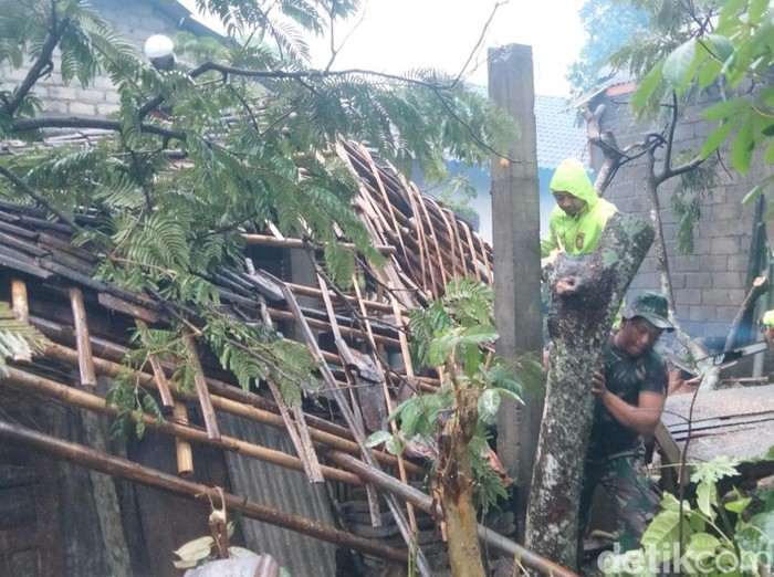 Atap bangunan di Kecamatan Klaten Selatan, Kabupaten Klaten, rusak diterjang hujan deras disertai lisus, Jumat (6/12/2024).