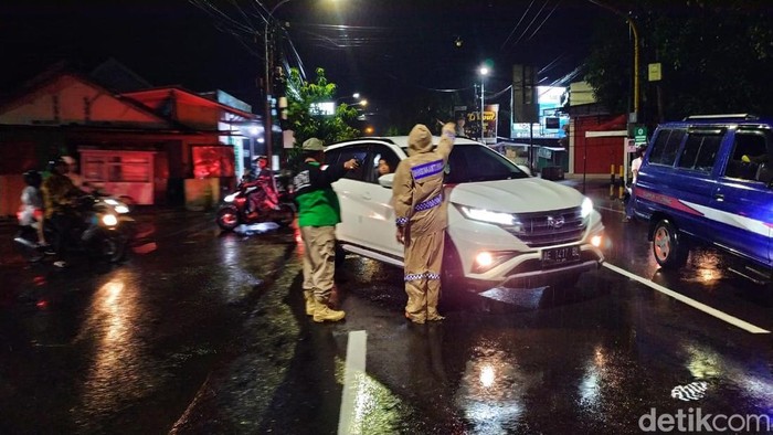 Banjir di kawasan Jembatan Mojopurno Madiun hingga kendaraan hendak ke Kota Madiun dialihkan.