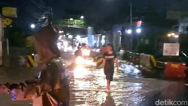 Banjir di kawasan Jembatan Mojopurno Madiun hingga kendaraan hendak ke Kota Madiun dialihkan.