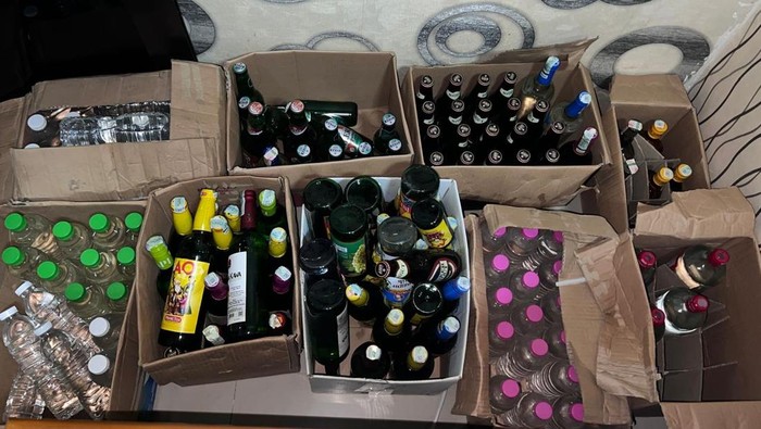 Barang bukti miras yang disita polisi di Subang