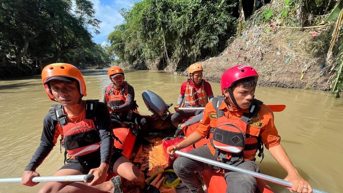 Basarnas saat mencari jasad korban.