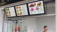 Gerai yang menawarkan sajian bebek peking ini adalah Peking Duck Lovers. Berlokasi di kawasan Food Plaza Lantai 2 Pasar Modern Intermoda BSD, Cisauk, Serpong. Foto: detikFood/Yenny Mustika Sari