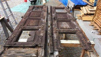 Pintu ini berusia 130 tahun, terbuat dari kayu ek dan merupakan warisan yang dilindungi. Foto: MoonMoonMoonMoonSun via Bored Panda