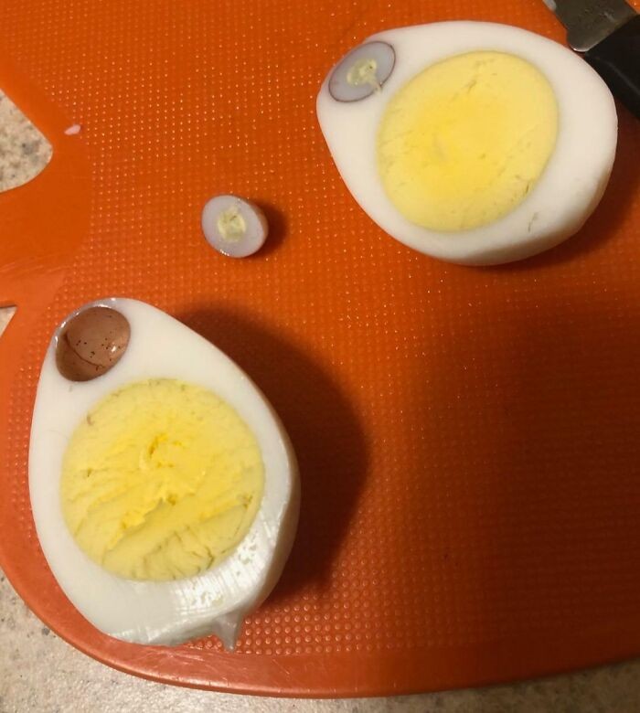 10 Temuan Benda Aneh dalam Makanan, Mutiara hingga Kecoak