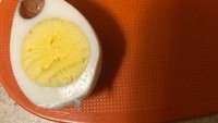 Waktu sarapan netizen ini berubah menjadi mengejutkan. Tak disangka telur yang direbus ternyata memiliki anak telur di bagian ujungnya. Foto: Bored Panda