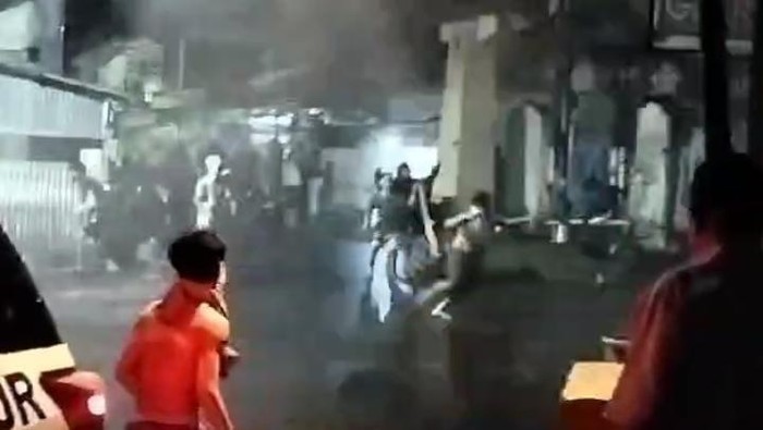 Bentrokan 2 kelompok warga di Manado.