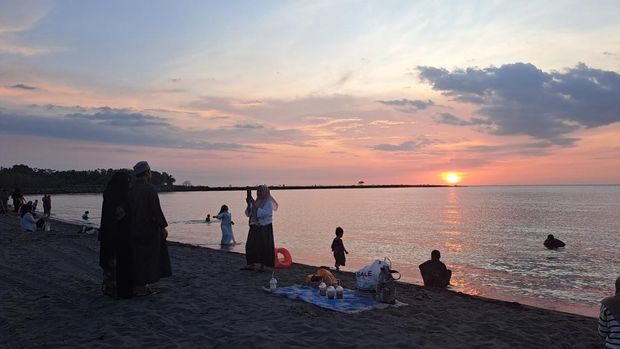 Berpiknik di Pantai Indah Bosowa, Makassar.