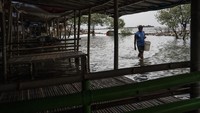 Banjir akibat kenaikan permukaan air laut juga terjadi di sejumlah titik rawan wilayah Jakarta Utara. (ANTARA FOTO/Aprillio Akbar)