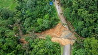 Tingginya intensitas hujan menyebabkan ruas jalan Cipanas - Citorek merupakan jalan provinsi Banten terputus total pada Kamis (5/12). (ANTARA FOTO/Putra M. Akbar)