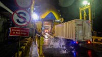 Akibatnya gelombang tinggi sempat menerjang Dermaga Pelabuhan Eksekutif Merak di Kota Cilegon, Banten, Rabu (4/12/2024). (ANTARA FOTO/Muhammad Bagus Khoirunas)