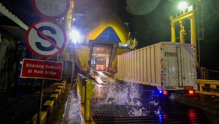 Bingkai Sepekan: Cuaca Ekstrem Hantui Wilayah Indonesia Sebuah truk melaju menuju kapal saat terjadi gelombang tinggi di Dermaga Pelabuhan Eksekutif Merak, Kota Cilegon, Banten, Rabu (4/12/2024). Badan Meteorologi Klimatologi dan Geofisika (BMKG) memprediksi cuaca buruk dan gelombang tinggi hingga 2,5 meter yang melanda wilayah Selat Sunda termasuk sekitar Pelabuhan Merak akan berlangsung hingga 7 Desember 2024 yang dipicu oleh belokan arah angin serta adanya pusat tekanan rendah di barat daya Selat Sunda. ANTARA FOTO/Muhammad Bagus Khoirunas/aww.