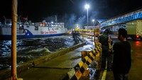 Badan Meteorologi Klimatologi dan Geofisika (BMKG) juga memprediksi cuaca buruk dan gelombang tinggi hingga 2,5 meter yang melanda wilayah Selat Sunda termasuk sekitar Pelabuhan Merak akan berlangsung hingga 7 Desember 2024 yang dipicu oleh belokan arah angin serta adanya pusat tekanan rendah di barat daya Selat Sunda. (ANTARA FOTO/Muhammad Bagus Khoirunas)