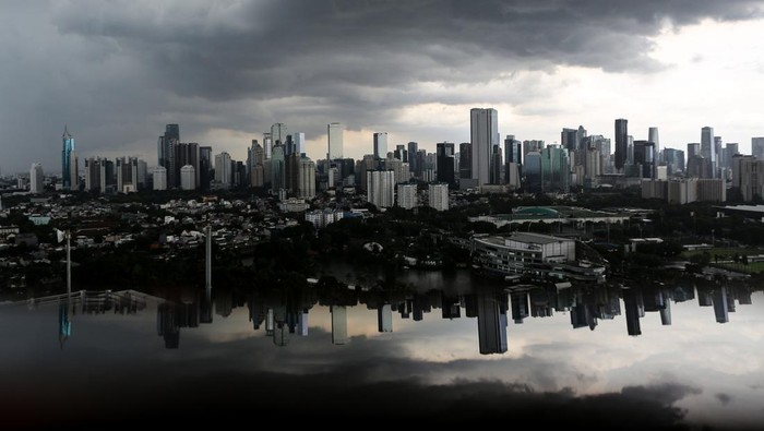 Awan tebal menyelimuti permukiman dan gedung bertingkat di Jakarta, Kamis (5/12/2024). Badan Meteorologi, Klimatologi, dan Geofisika (BMKG) mengungkap adanya potensi cuaca ekstrem selama libur Natal 2024 dan Tahun Baru 2025 yang dipicu oleh sejumlah faktor di antaranya puncak musim hujan serta fenomena La Nina yang berpotensi menyebabkan terjadinya penambahan curah hujan sebesar 20-40 persen. ANTARA FOTO/Asprilla Dwi Adha/tom.