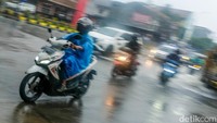 Kepala BMKG Dwikorita Karnawati menjelaskan bahwa cuaca ekstrem diperkirakan berpotensi terjadi hingga Maret-April 2025, dipengaruhi oleh fenomena La Nina Lemah yang dapat meningkatkan curah hujan sebesar 20 persen. 