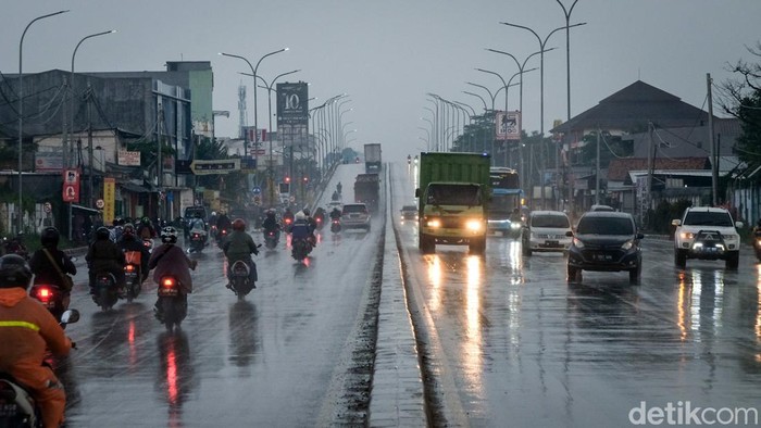 BMKG Perkirakan Cuaca Ekstrem hingga April 2025 Hujan mengguyur kawasan Ciputat, Tangsel, Jumat (6/12/2024). Kepala BMKG Dwikorita Karnawati menjelaskan bahwa cuaca ekstrem diperkirakan berpotensi terjadi hingga Maret-April 2025, dipengaruhi oleh fenomena La Nina Lemah yang dapat meningkatkan curah hujan sebesar 20 persen.