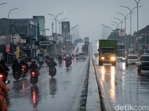 Ini Wilayah Jatim yang Berpotensi Cuaca Ekstrem hingga 26 Januari 2025