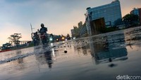 Potensi Cold Surge atau seruak udara dingin yang bergerak dari Siberia menuju wilayah barat Indonesia juga diproyeksikan aktif selama periode Natal dan Tahun Baru (Nataru). 