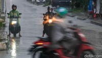 Faktor lain yang turut mempengaruhi kondisi cuaca tersebut adalah dinamika atmosfer seperti Madden-Julian Oscillation (MJO).  