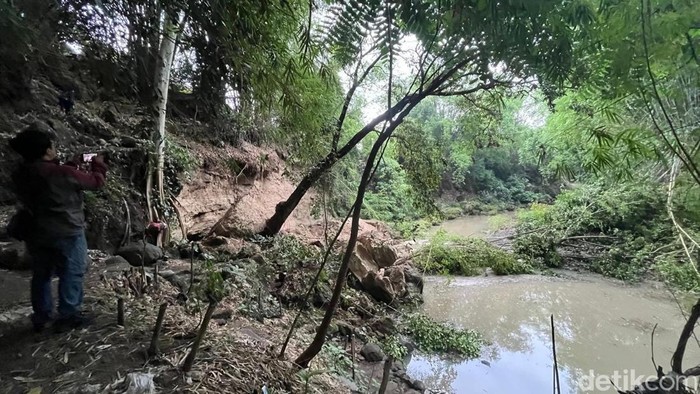 bocah sd di Mojokerto tertimpa longsor