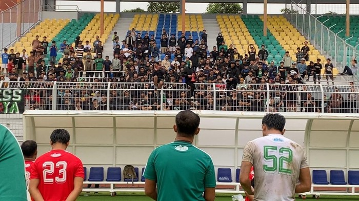 Bonek beri suntikan semangat ke pemain Persebaya usai latihan di Stadion Gelora 10 November
