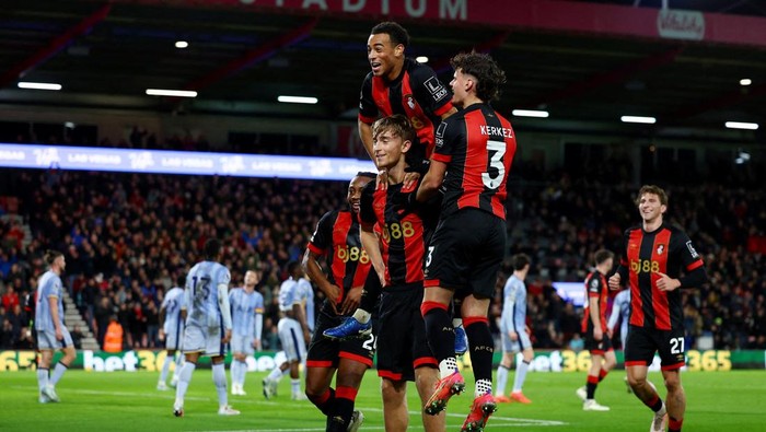 Soccer Football - Premier League - AFC Bournemouth v Tottenham Hotspur - Vitality Stadium, Bournemouth, Britain - December 5, 2024 AFC Bournemouths Dean Huijsen celebrates scoring their first goal with Milos Kerkez, Tyler Adams and teammates Action Images via Reuters/Matthew Childs EDITORIAL USE ONLY. NO USE WITH UNAUTHORIZED AUDIO, VIDEO, DATA, FIXTURE LISTS, CLUB/LEAGUE LOGOS OR LIVE SERVICES. ONLINE IN-MATCH USE LIMITED TO 120 IMAGES, NO VIDEO EMULATION. NO USE IN BETTING, GAMES OR SINGLE CLUB/LEAGUE/PLAYER PUBLICATIONS. PLEASE CONTACT YOUR ACCOUNT REPRESENTATIVE FOR FURTHER DETAILS.. TPX IMAGES OF THE DAY
